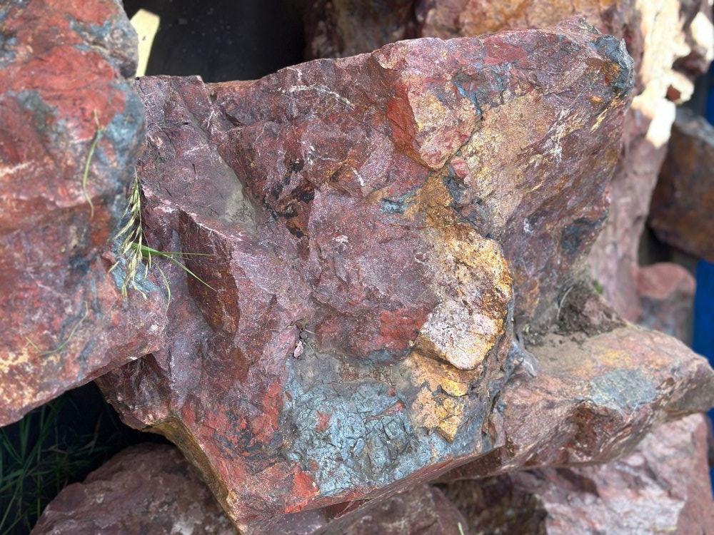 Камни для ландшафтного дизайна красно-фиолетовые 10-60 килограмм купить в Астрахани