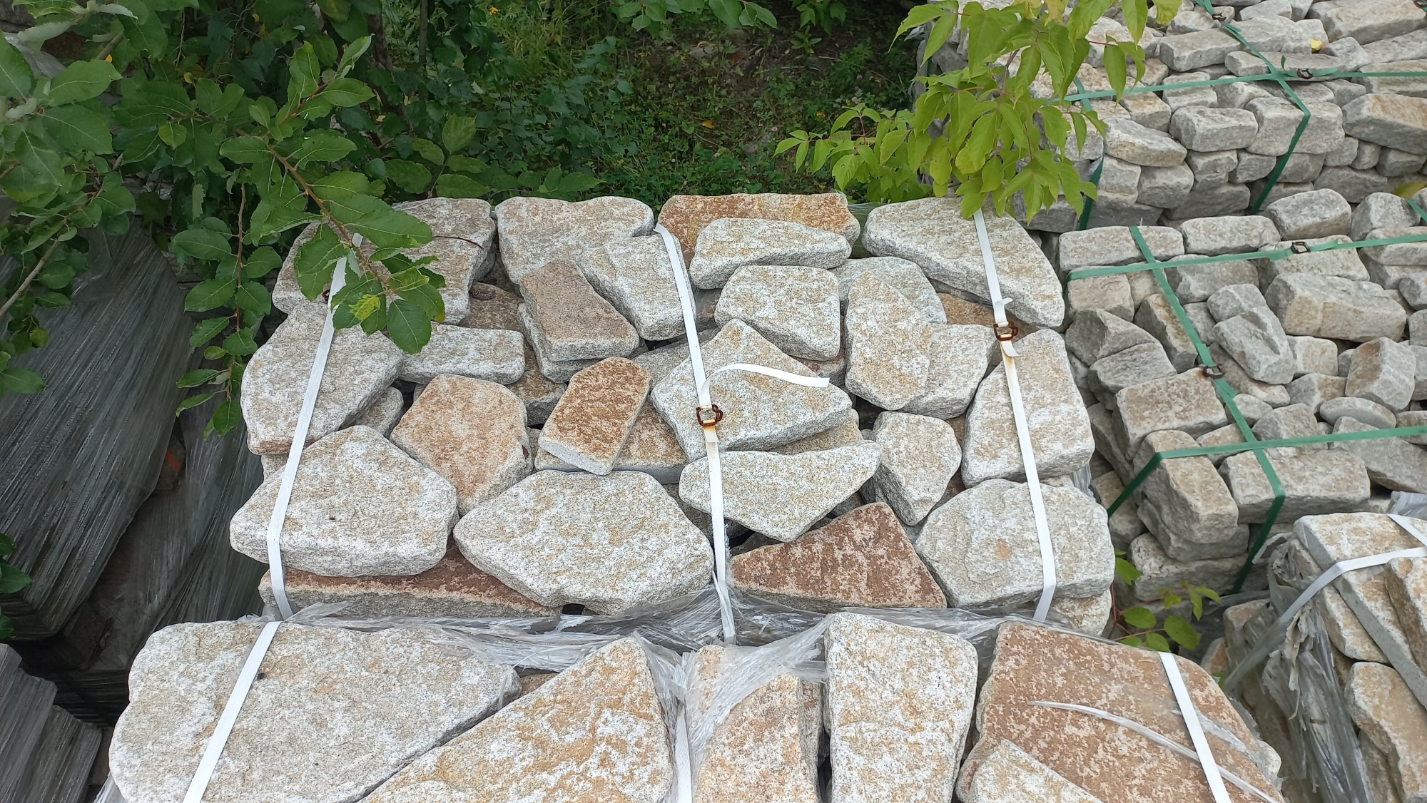 Плитняк галтованный гранитный для ландшафтного дизайна купить в Астрахани