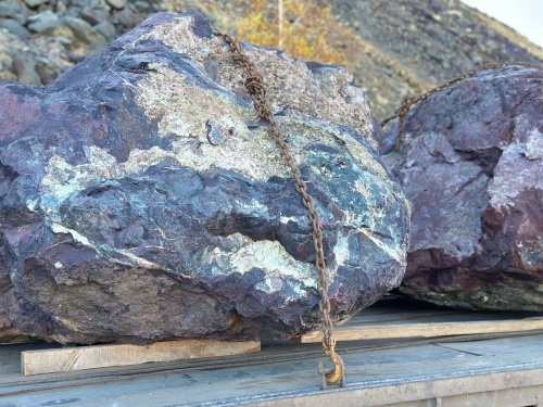 Огромные красно-фиолетовые валуны для ландшафтного дизайна весом более 5 тонн купить в Астрахани