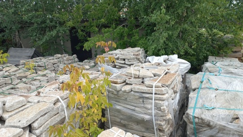 Плитняк галтованный гранитный для ландшафтного дизайна купить в Астрахани