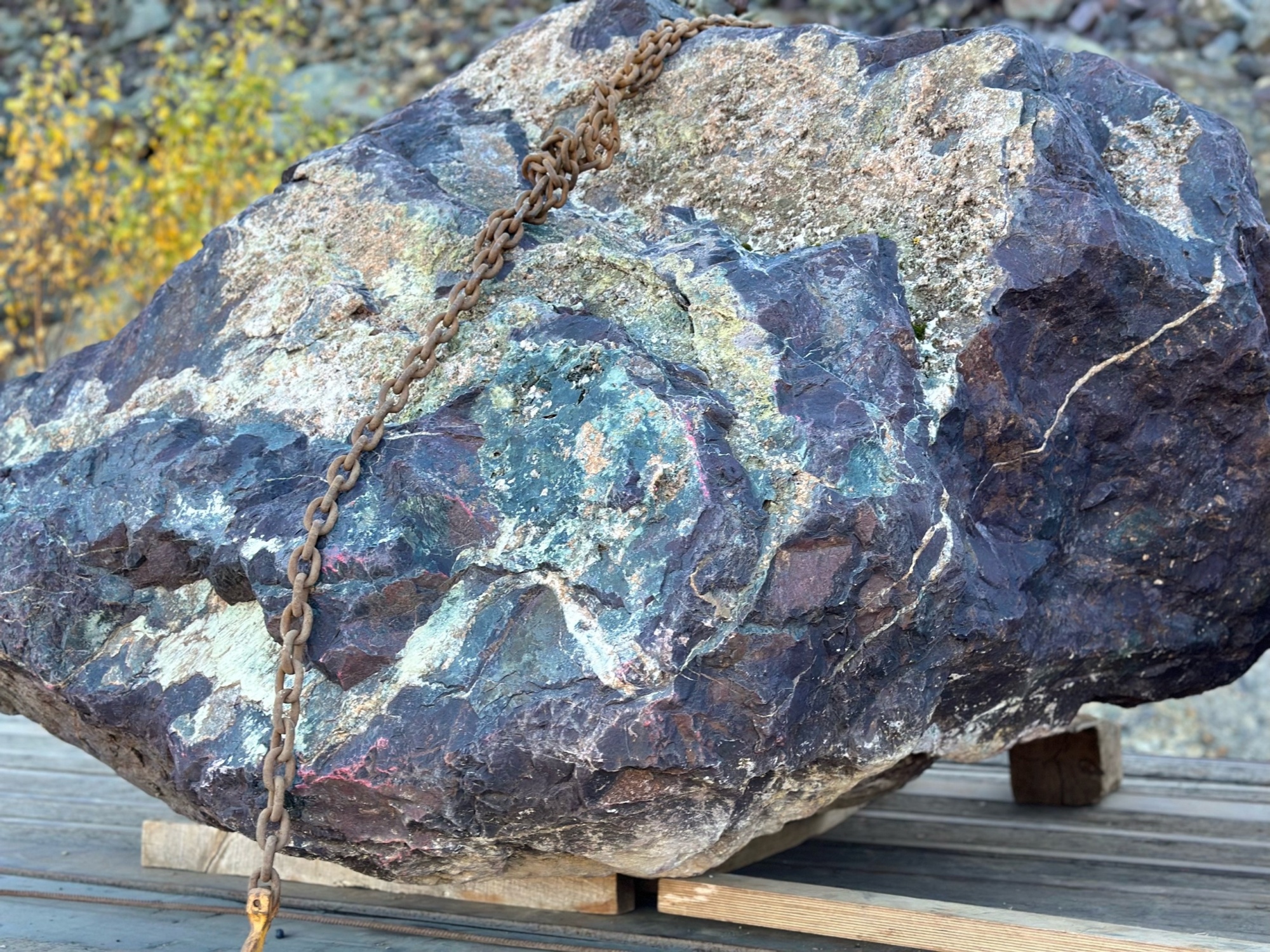 Огромные красно-фиолетовые валуны для ландшафтного дизайна весом более 5 тонн купить в Астрахани