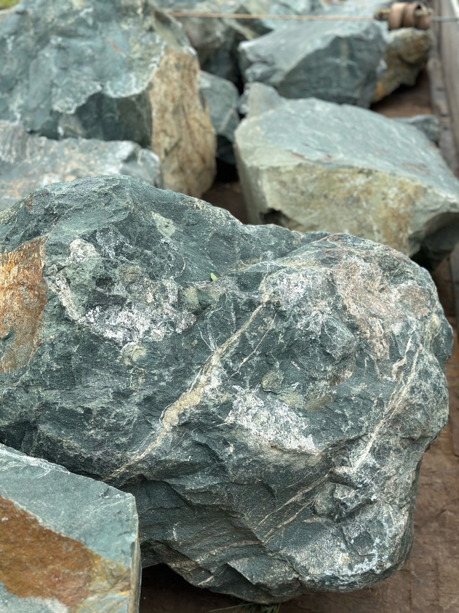 Камни для ландшафтного дизайна зелёные 10-60 килограмм купить в Астрахани