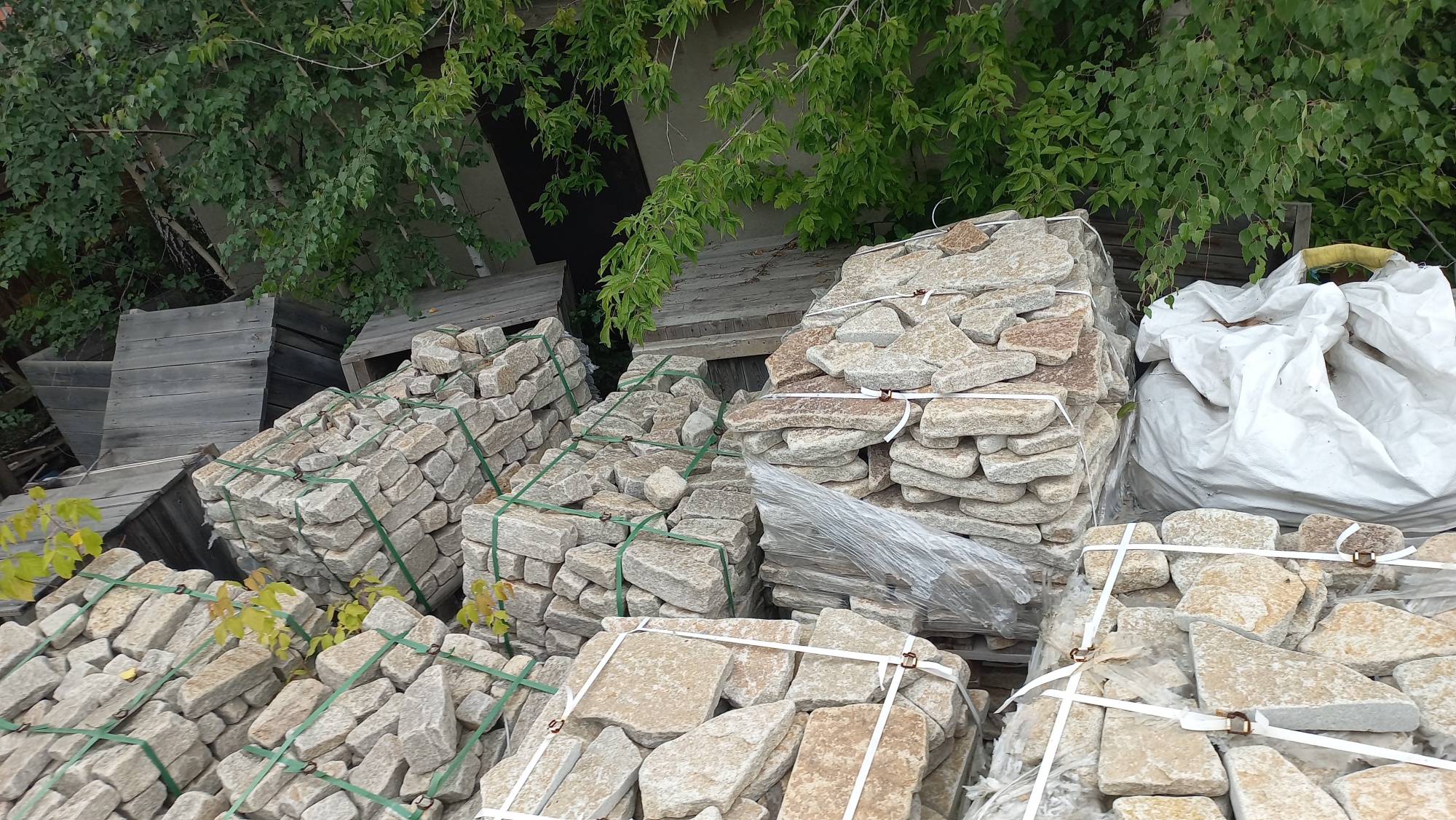 Плитняк гранитный галтованный купить в Астрахани