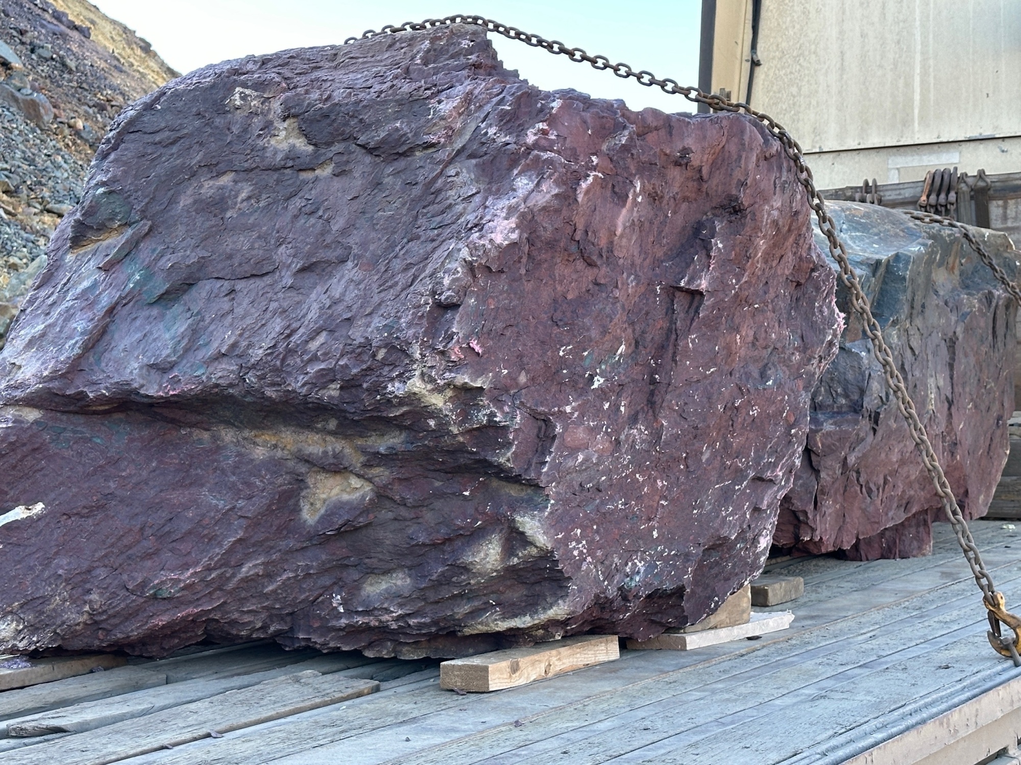 Огромные красно-фиолетовые валуны для ландшафтного дизайна весом более 5 тонн купить в Астрахани