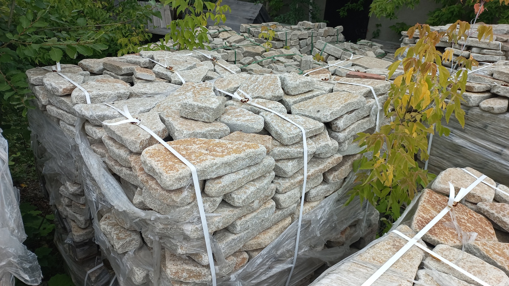 Плитняк галтованный гранитный для ландшафтного дизайна купить в Астрахани