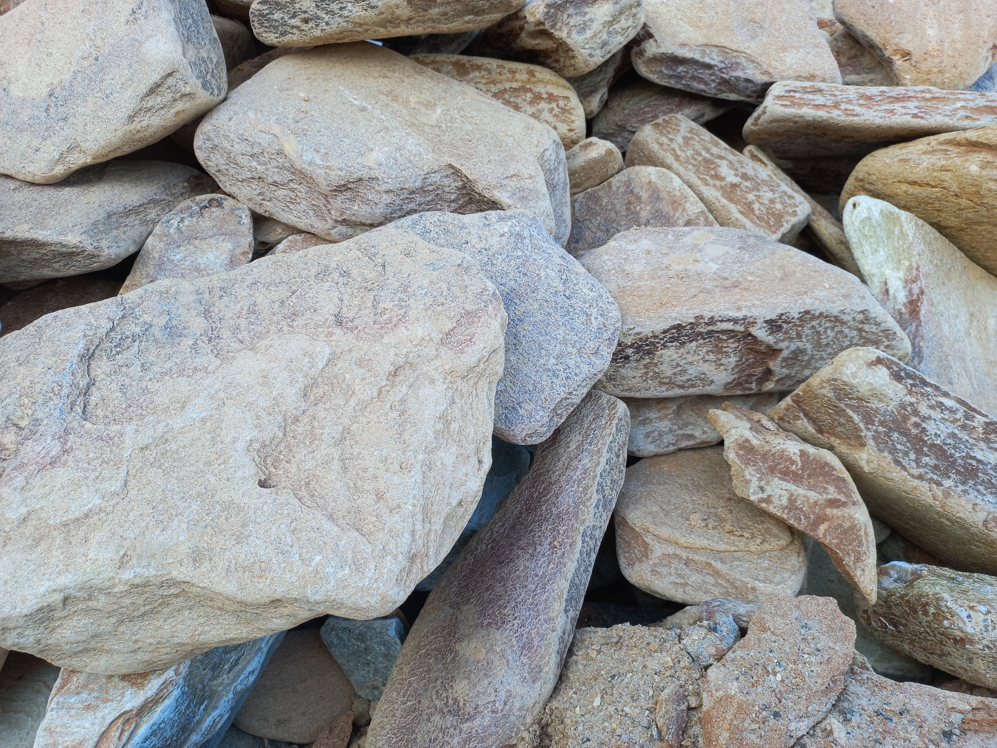 Златолит жёлтый, жёлто-зелёный глыбки и валуны для ланшафтного дизайна купить в Астрахани