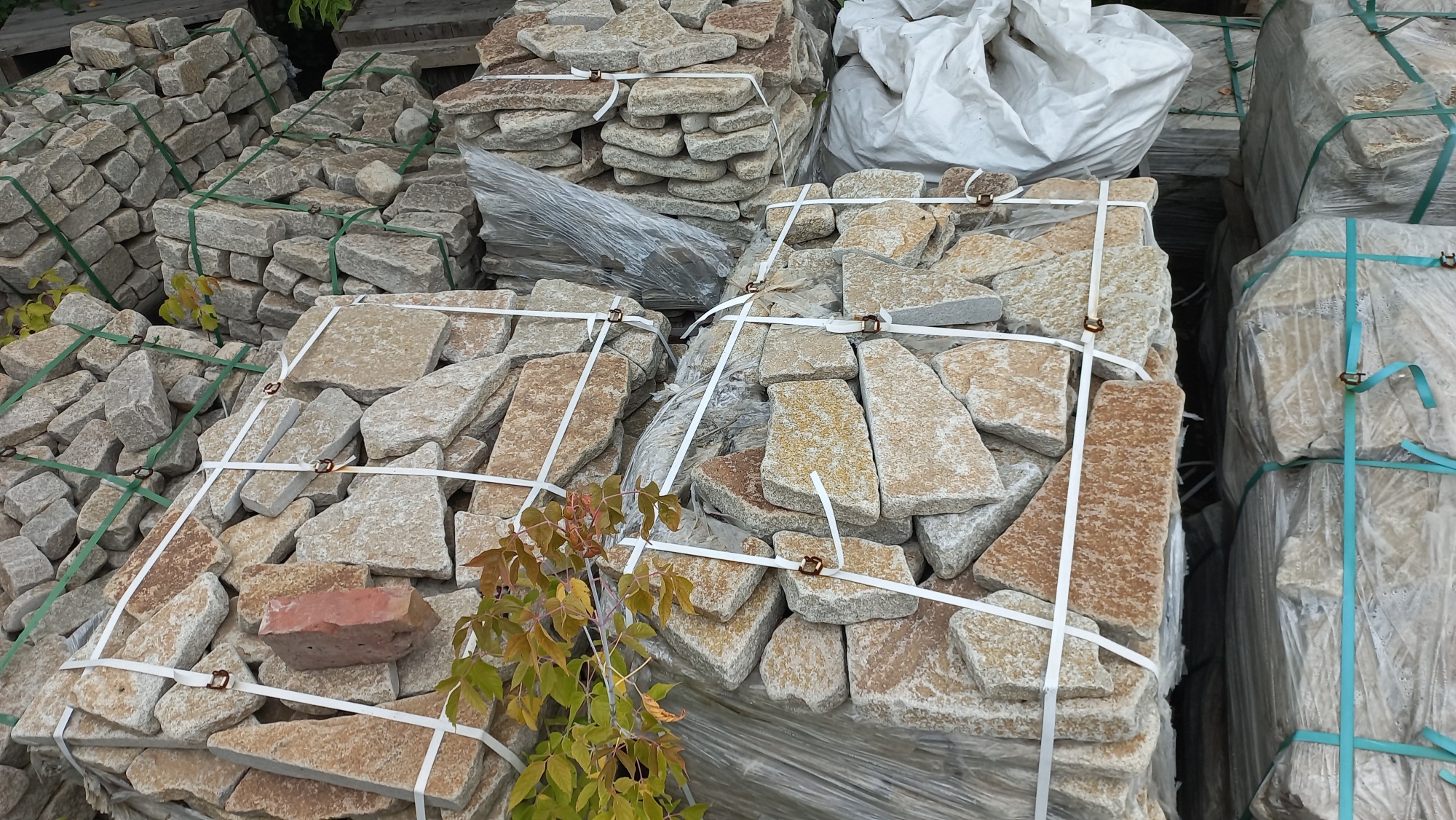 Плитняк гранитный галтованный купить в Астрахани