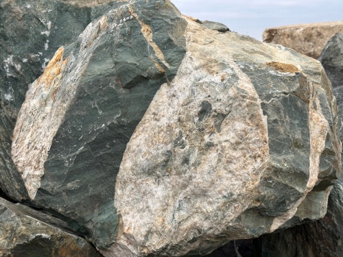 Гигантские зелёные валуны для ландшафтного дизайна весом более 5 тонн купить в Астрахани