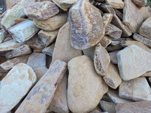 Златолит жёлтый, жёлто-зелёный глыбки и валуны для ланшафтного дизайна купить в Астрахани