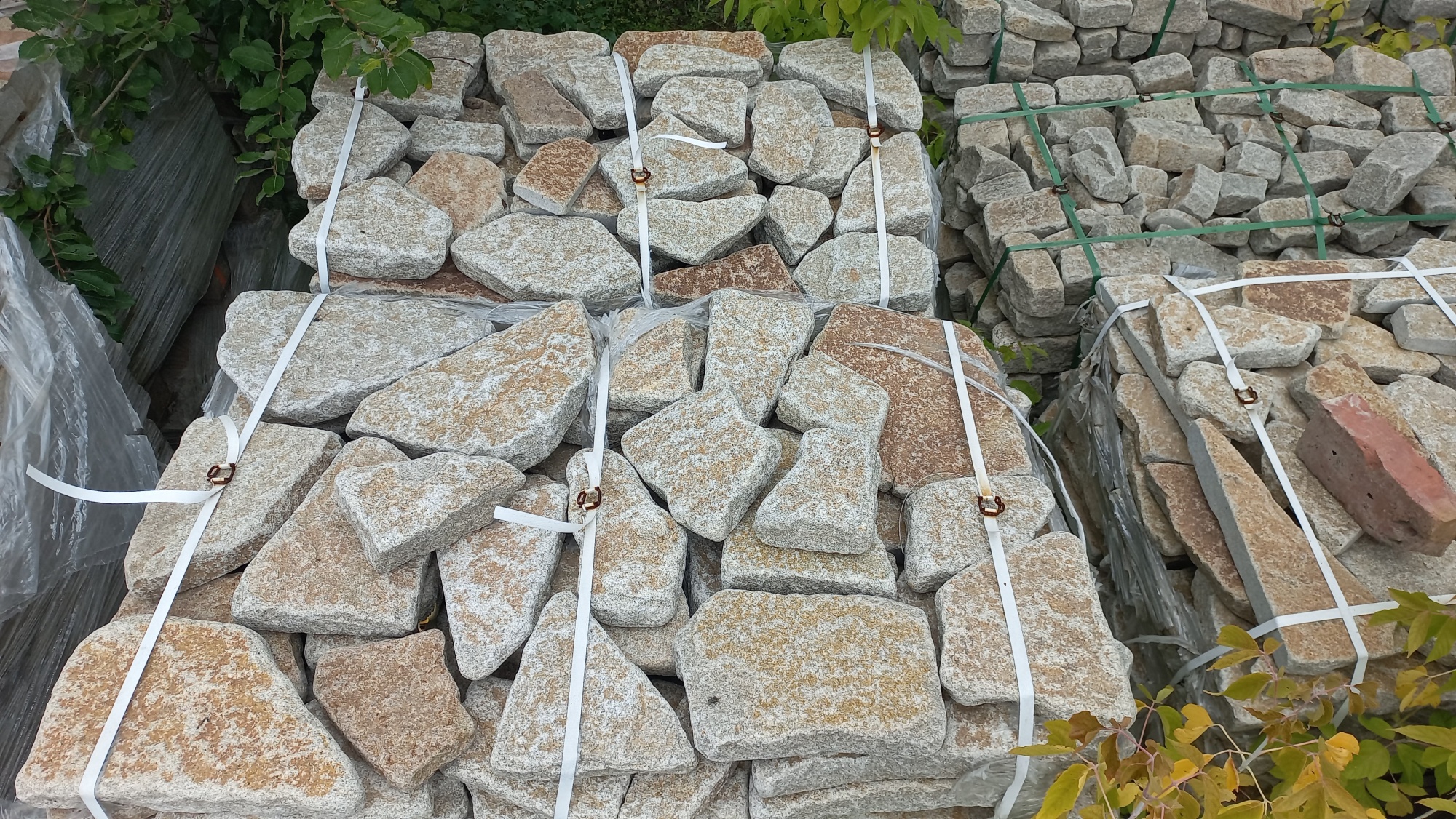 Гранитный плитняк галтованный для мощения купить в Астрахани