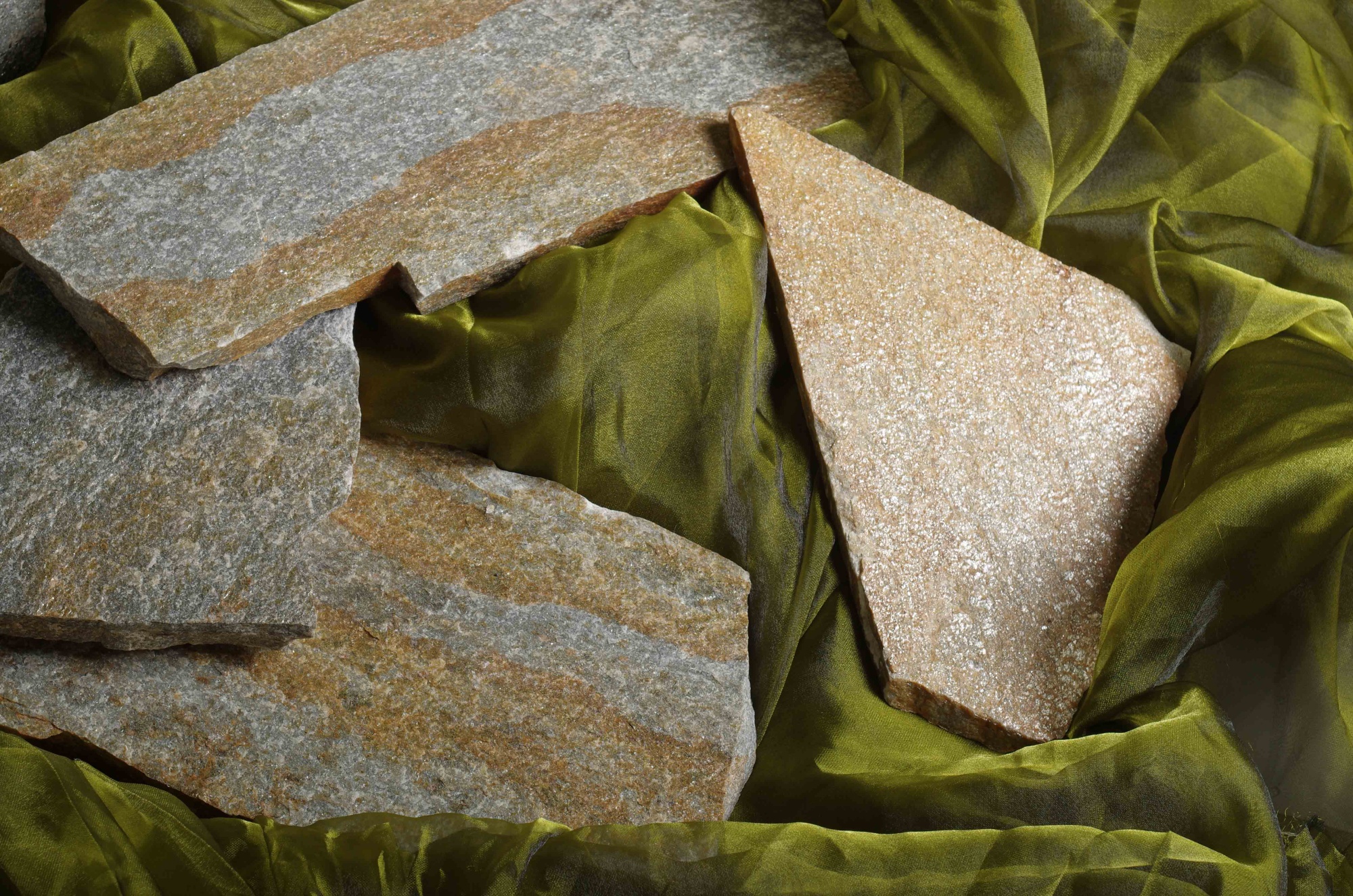 Плитняк златолит Уральский для цоколя, отмостки купить в Астрахани