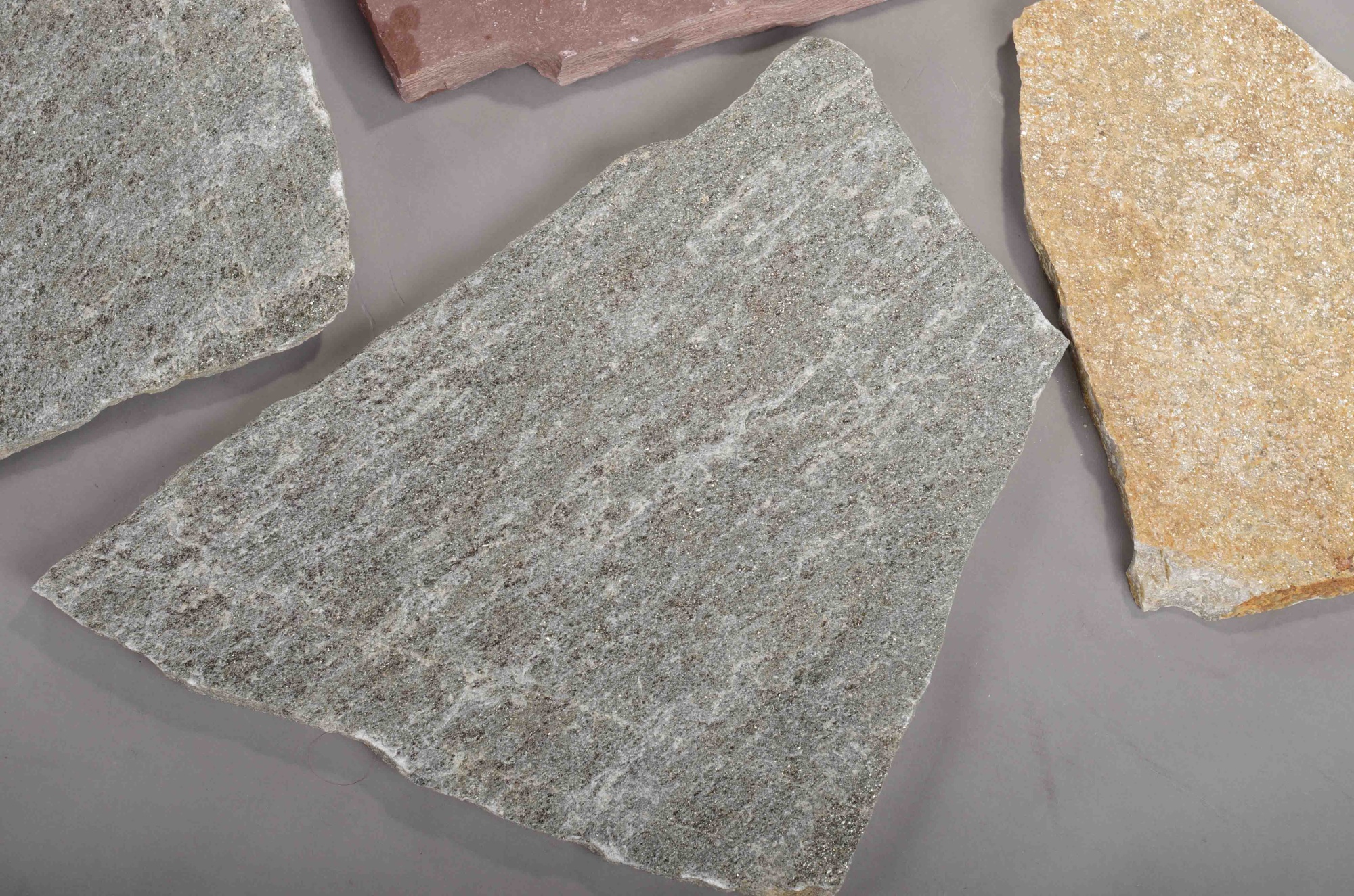 Плитняк златолит Уральский для цоколя, отмостки купить в Астрахани